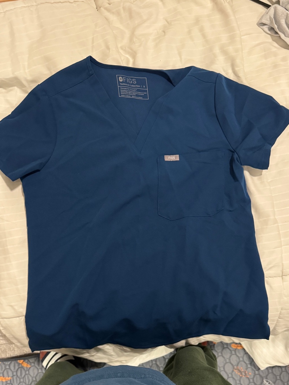 Figs women’s deep reef Short Sleeve V-Neck Scrub Top